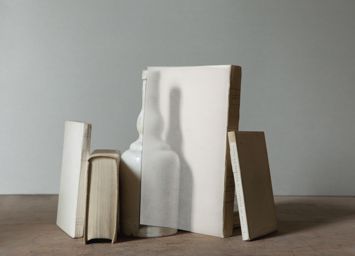 Mary Ellen Bartley, Large White Bottle and Shadow, 2022, Stampa d'archivio a pigmenti montata su Dibond, cm 68 x 91. Courtesy Mary Ellen Bartley